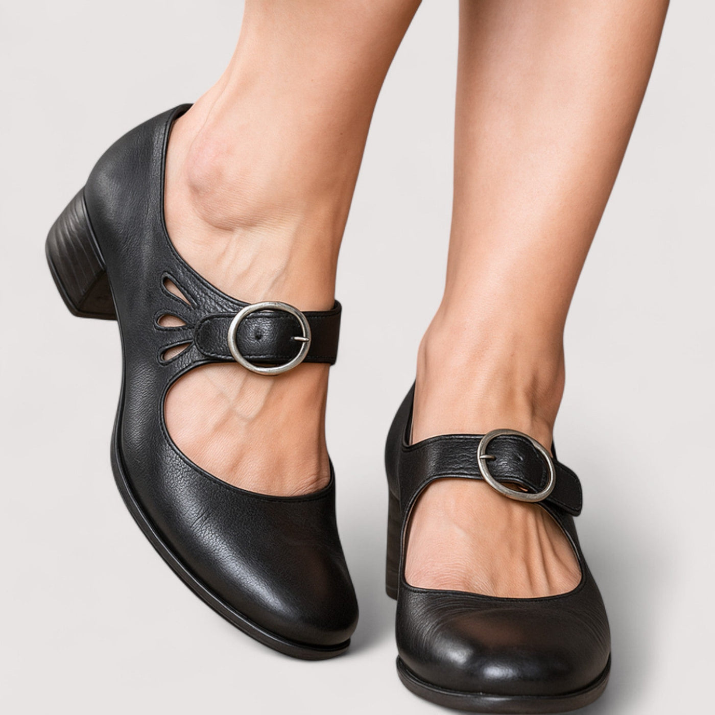 Clara - Elegant Décolleté in Eco-Leather