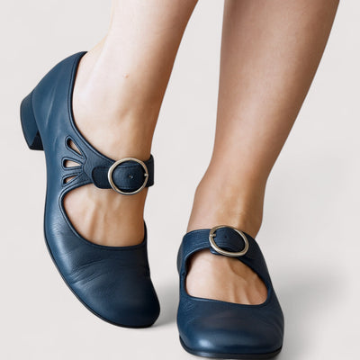 Clara - Elegant Décolleté in Eco-Leather